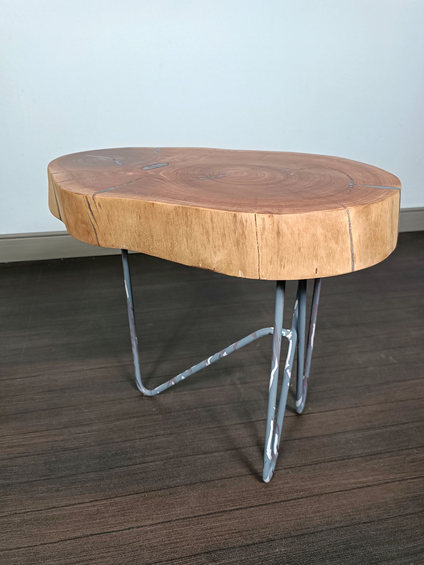 Table basse en eucalyptus massif et résine – Style organique