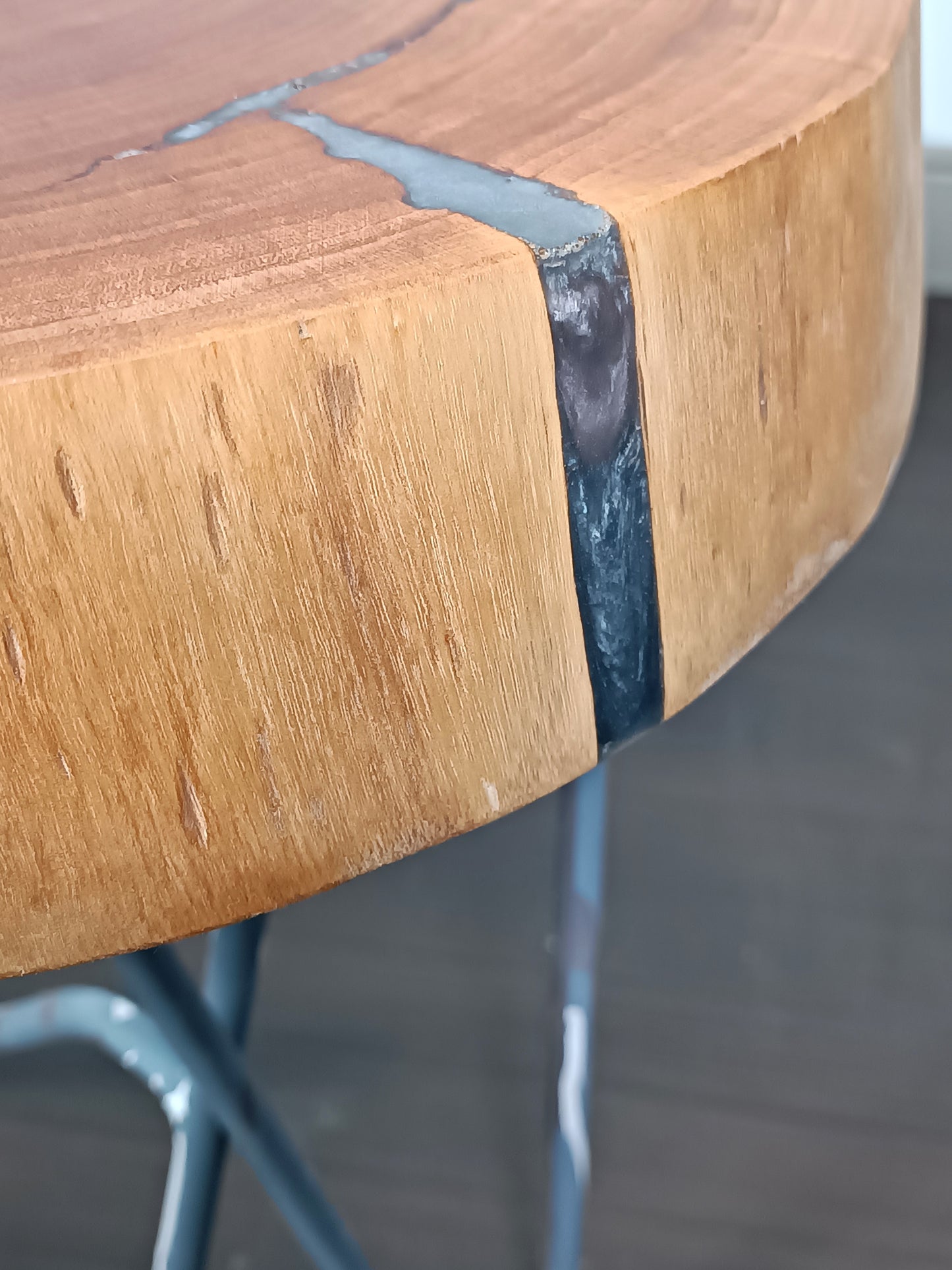 Table basse en eucalyptus massif et résine – Style organique