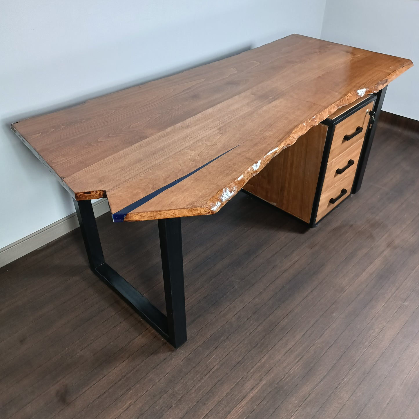 Bureau Résine Bleue & Bois de Hêtre