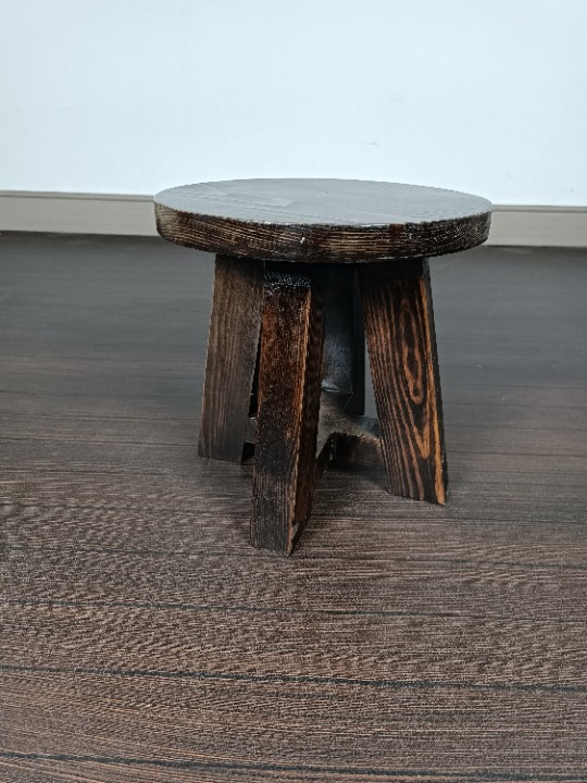 Tabouret rond en bois rouge
