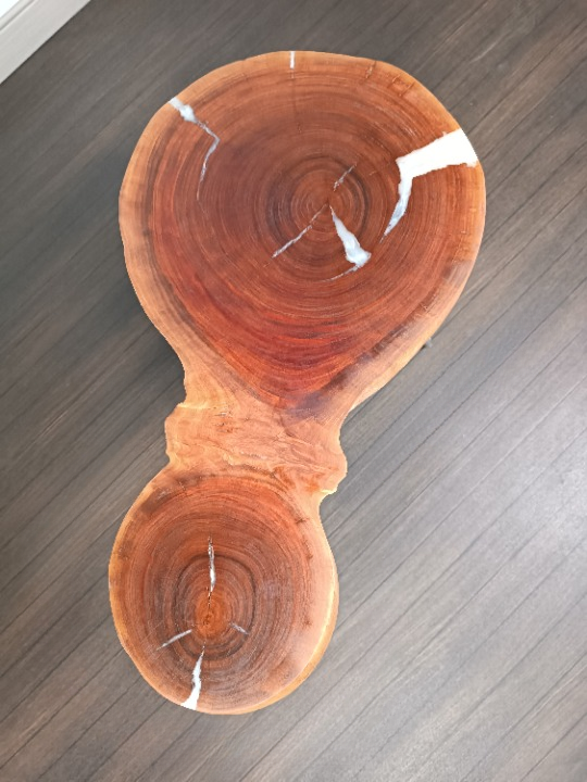 Table basse en eucalyptus massif et résine