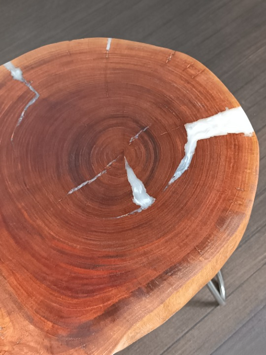 Table basse en eucalyptus massif et résine