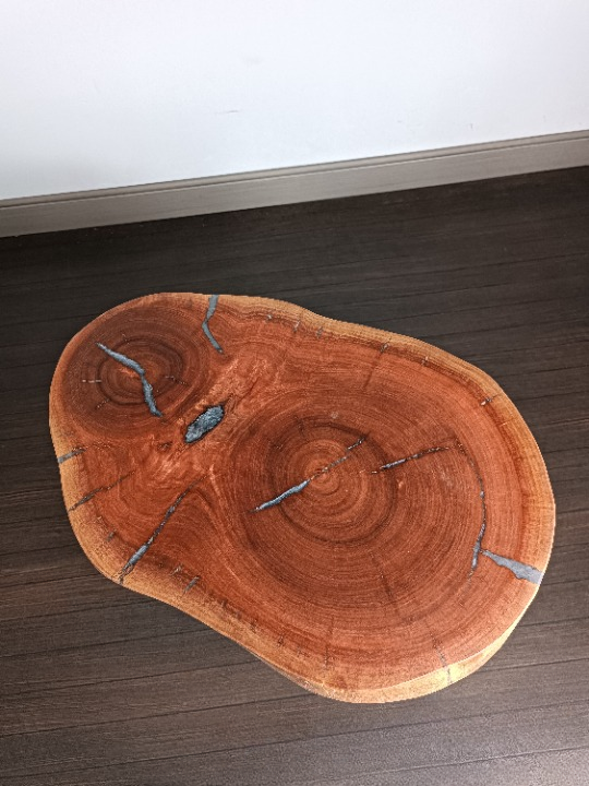 Table basse en eucalyptus massif et résine – Style organique