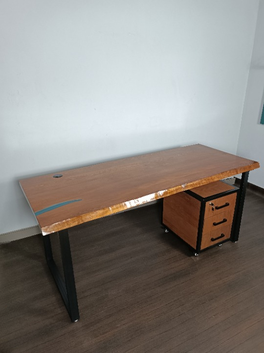 Bureau en Résine & Hêtre avec Caisson 3 Tiroirs