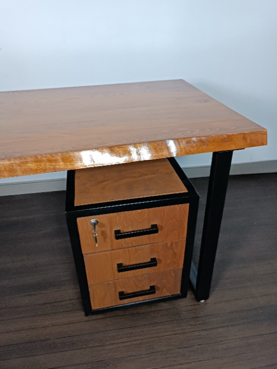 Bureau en Résine & Hêtre avec Caisson 3 Tiroirs