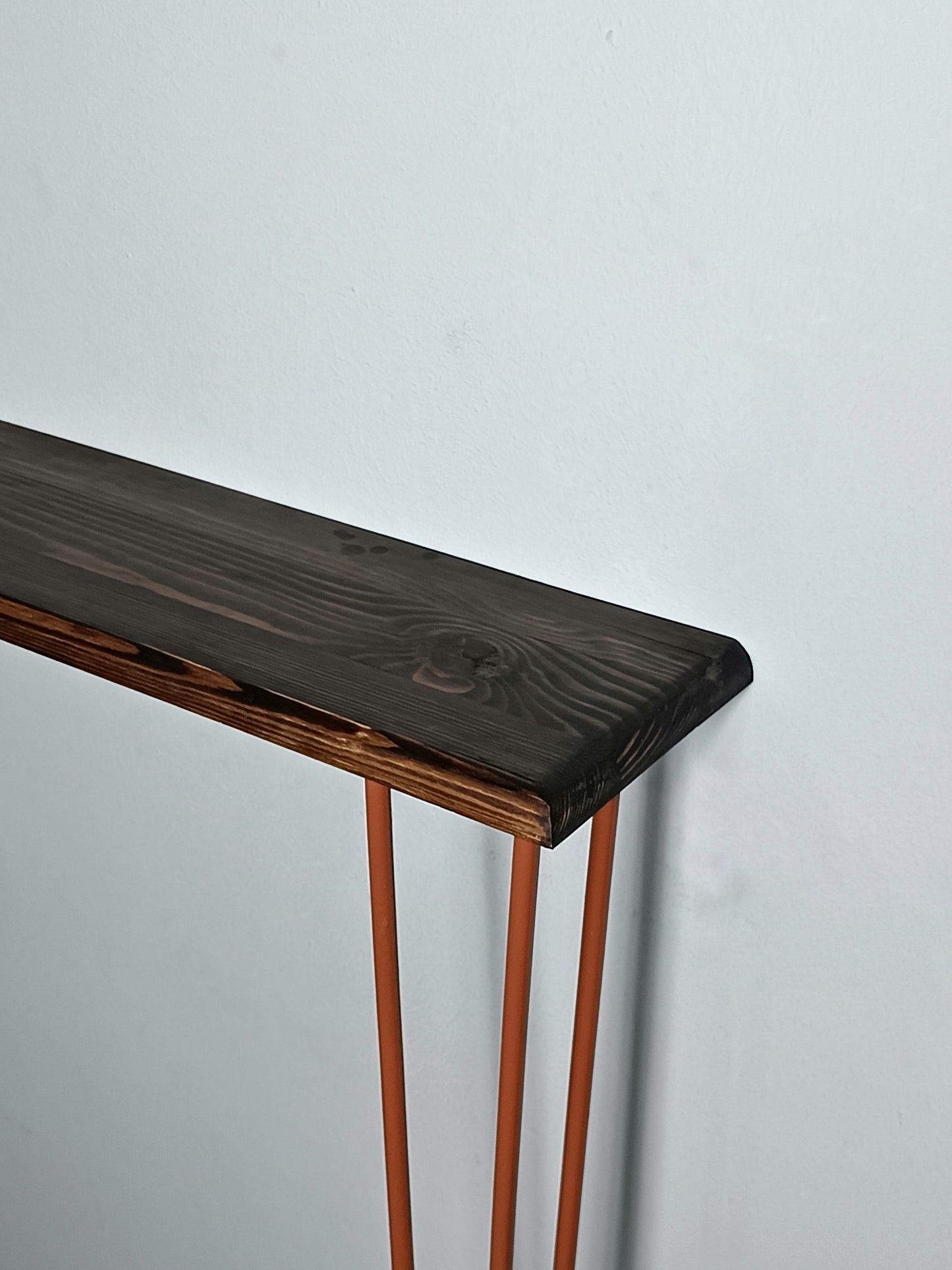 Console en bois rouge avec pieds épingle cuivre
