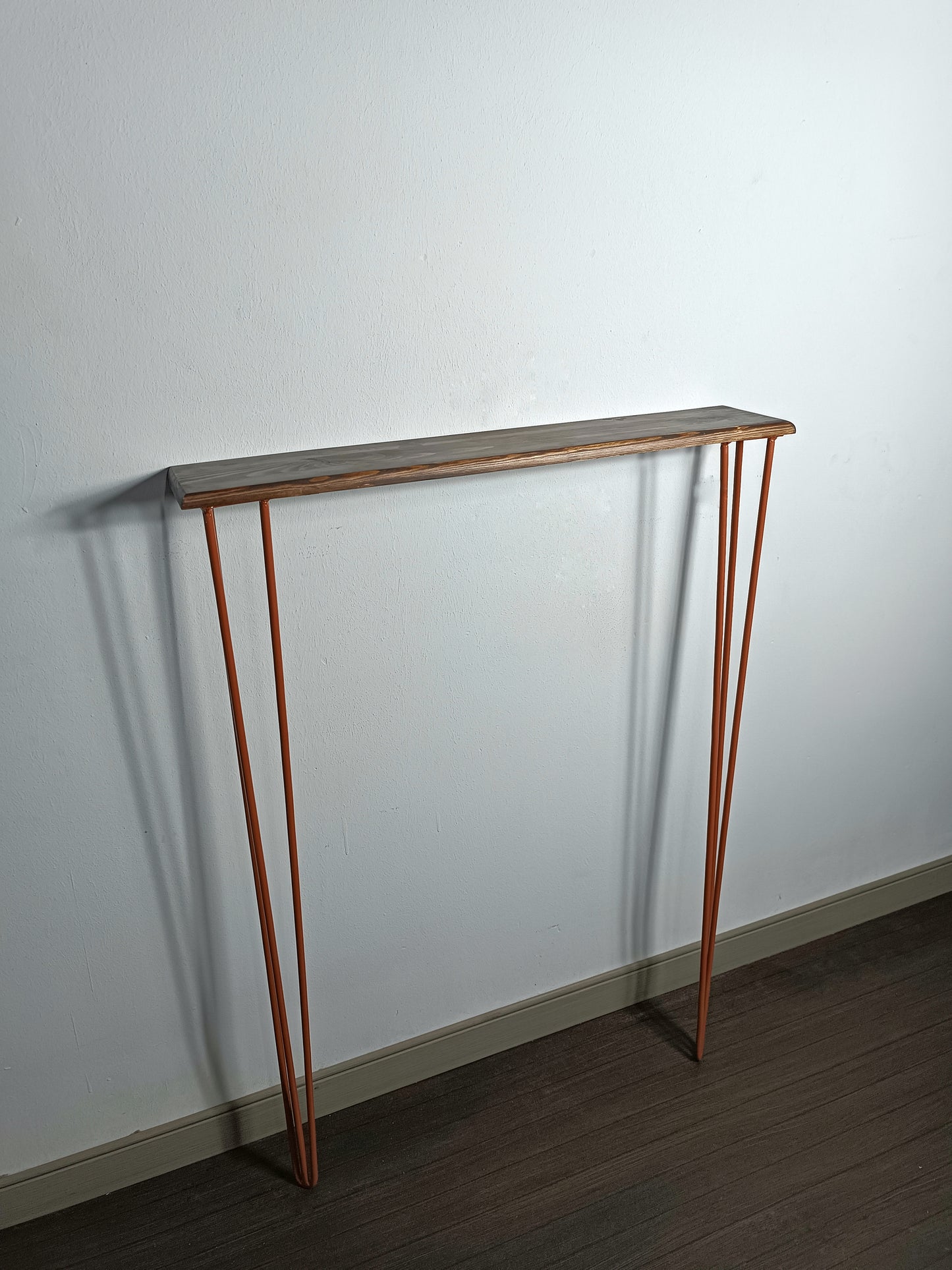 Console en bois rouge avec pieds épingle cuivre