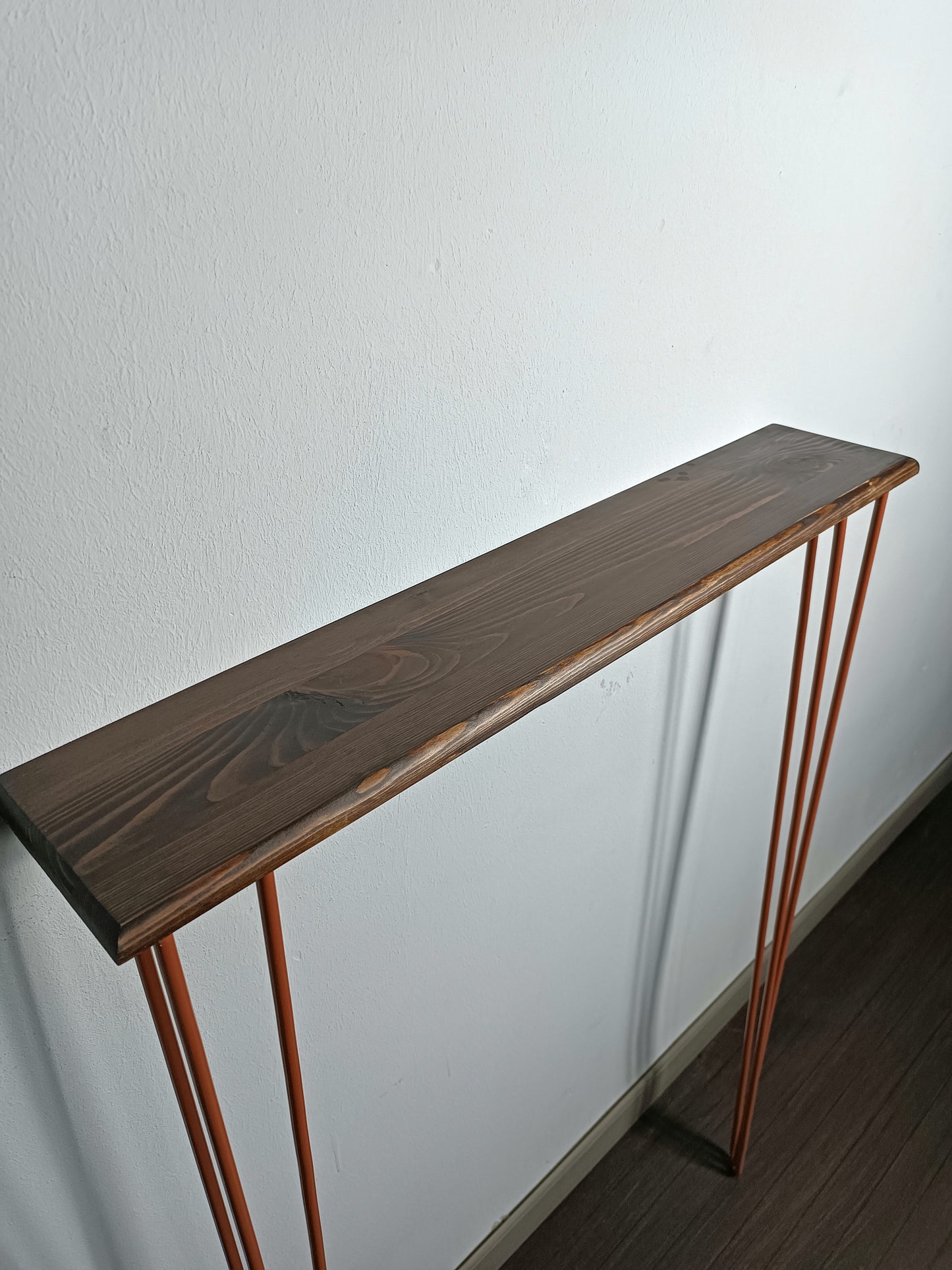Console en bois rouge avec pieds épingle cuivre