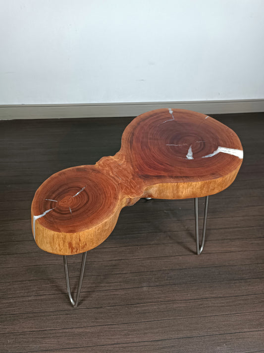 Table basse en eucalyptus massif et résine