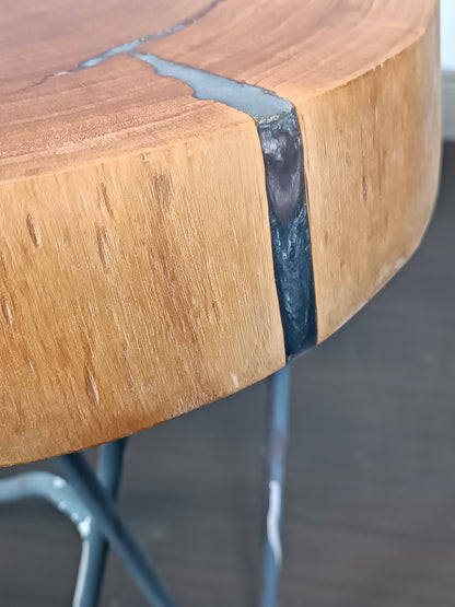 Table basse en eucalyptus massif et résine – Style organique
