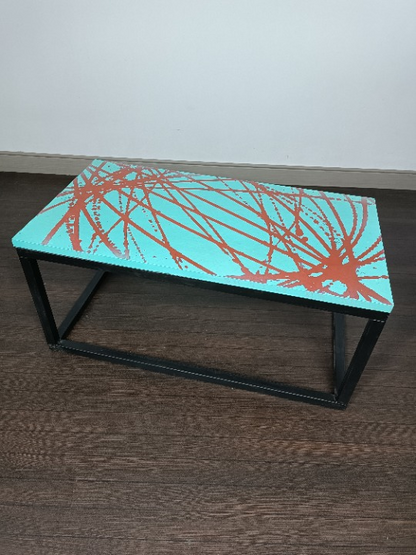 Table basse industrielle moderne avec plateau abstrait peint
