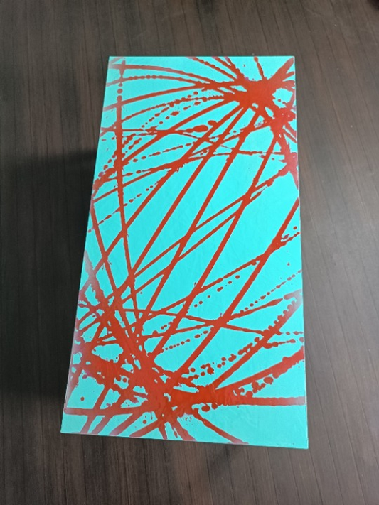 Table basse industrielle moderne avec plateau abstrait peint