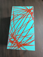 Table basse industrielle moderne avec plateau abstrait peint